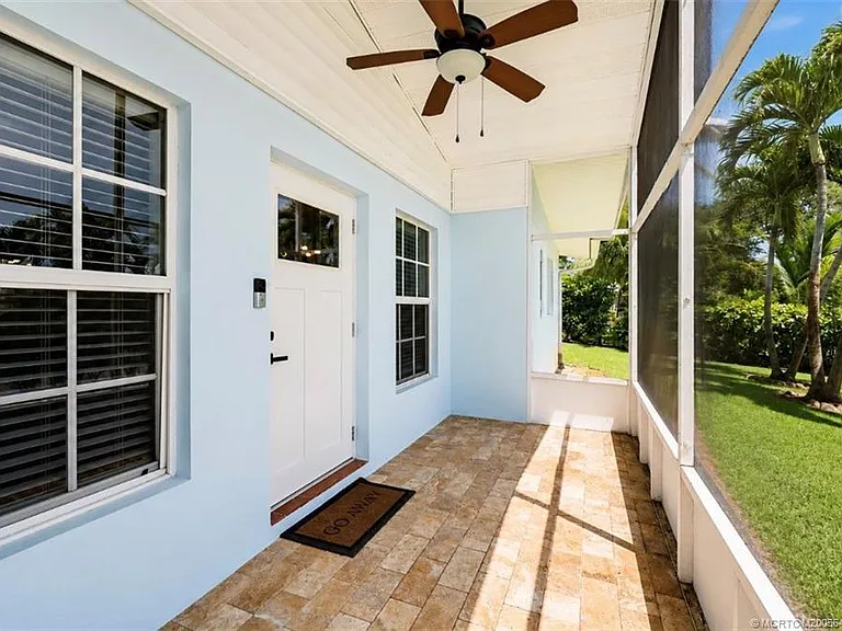 4245 NE Sunset Dr — Photo 2