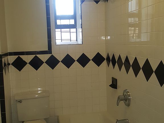 5th image of 2758 Holland Ave APT 1H