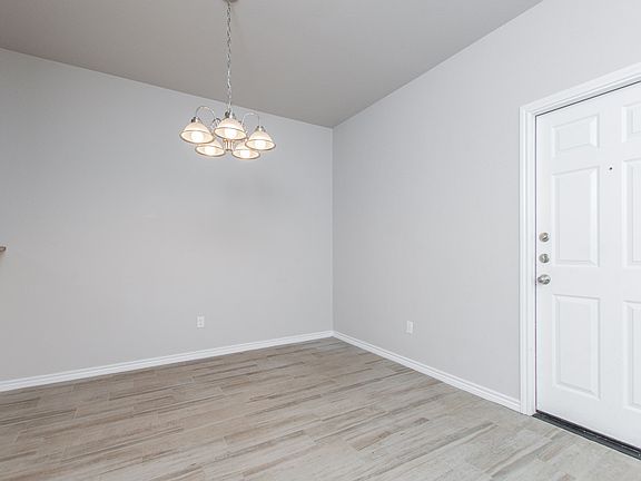 4th image of 2541 Leroy Ln #A
