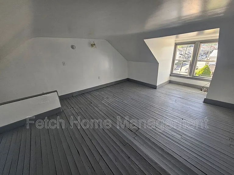909 E Princess St — Photo 22