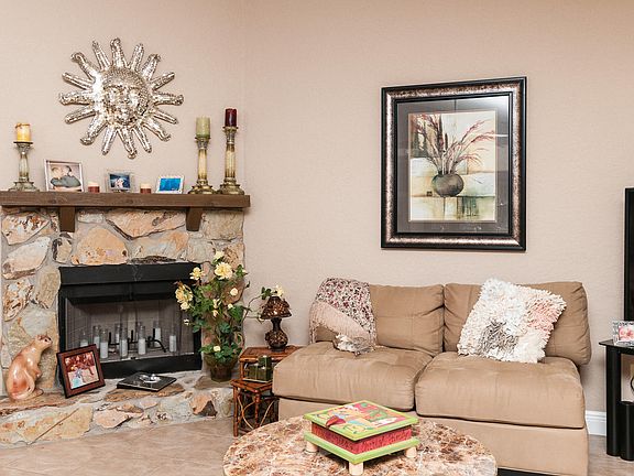 3rd image of 552 Lake August Dr