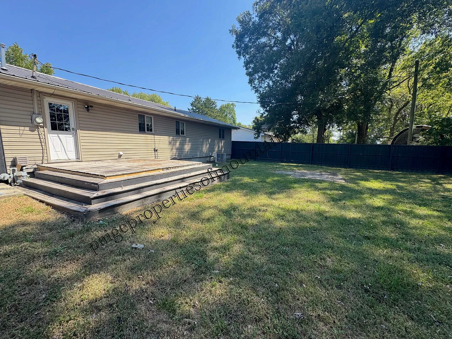 3 bedroom, 2 bath on a Corner Lot — Photo 2