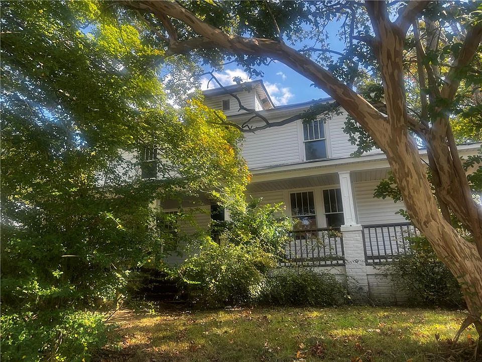2nd image of 520 Everett St
