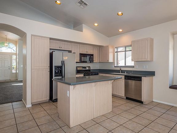 3rd image of 972 Rainbow Cliff Ct
