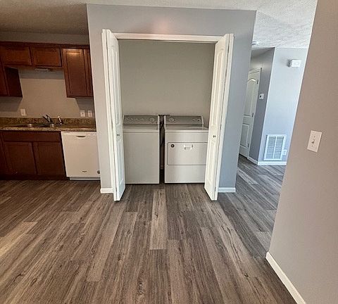 5th image of 911 N Riverside Dr #11321425