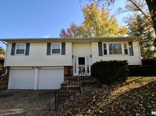 300 Parkway Ln, Pekin, IL 61554
