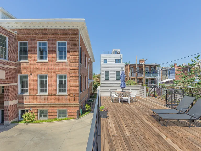 901 D St NE #1 — Photo 35