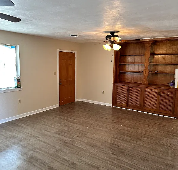 103 E Scott St — Photo 1