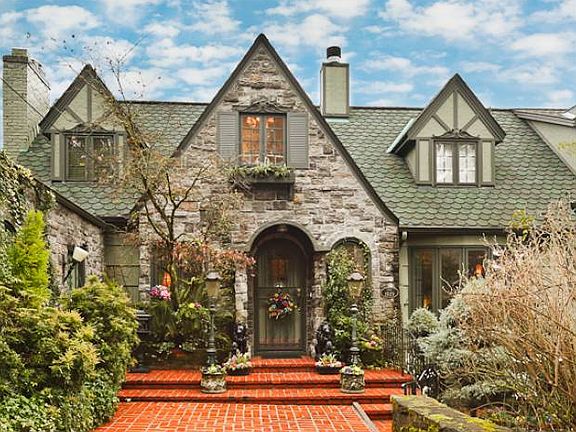 Charming Entry of Home