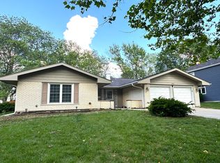 2S651 Ashley Dr, Glen Ellyn, IL 60137