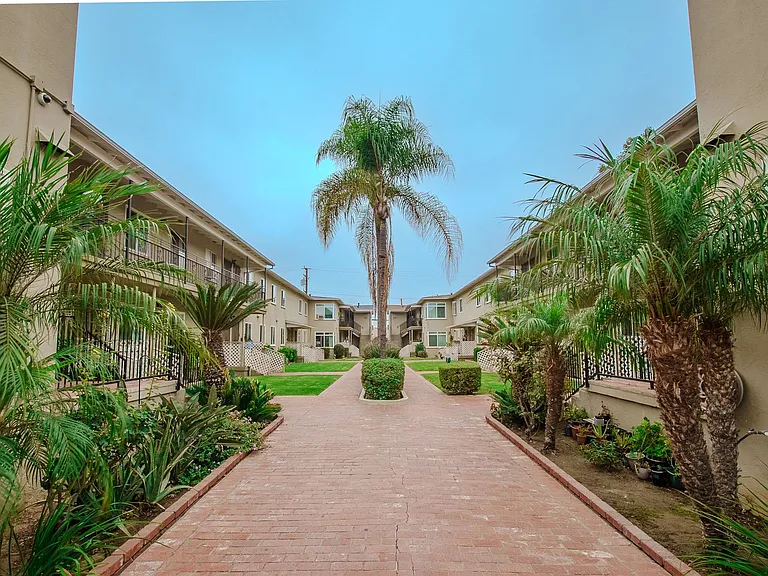 Milmor Gardens — Photo 1