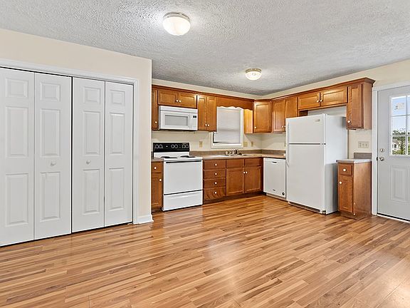 3rd image of 15 Saluda St