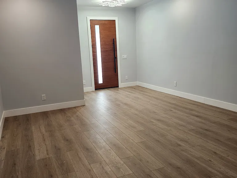 Living/Foyer area