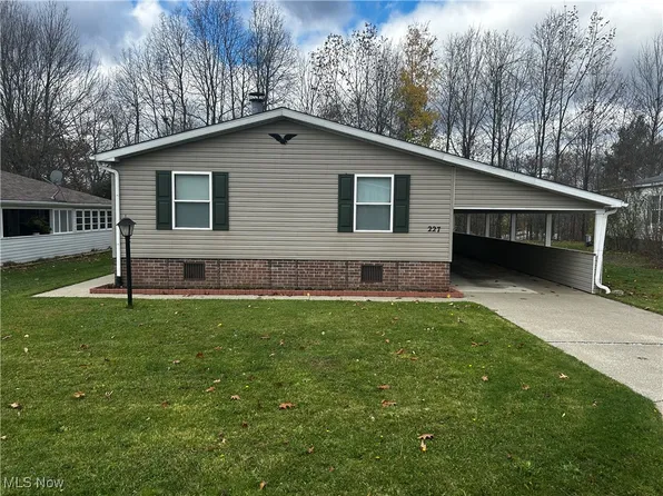 227 Troy Oaks Dr, Hiram, OH 44234