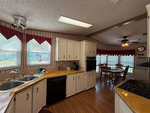 4th image of 807 Oak Blvd