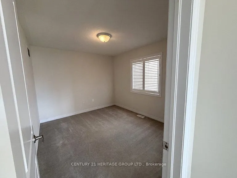 1449 Farrow Cres — Photo 11