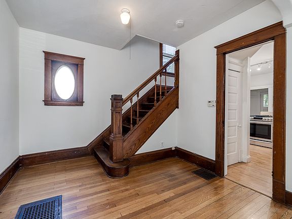 3rd image of 2056 Dayton Ave