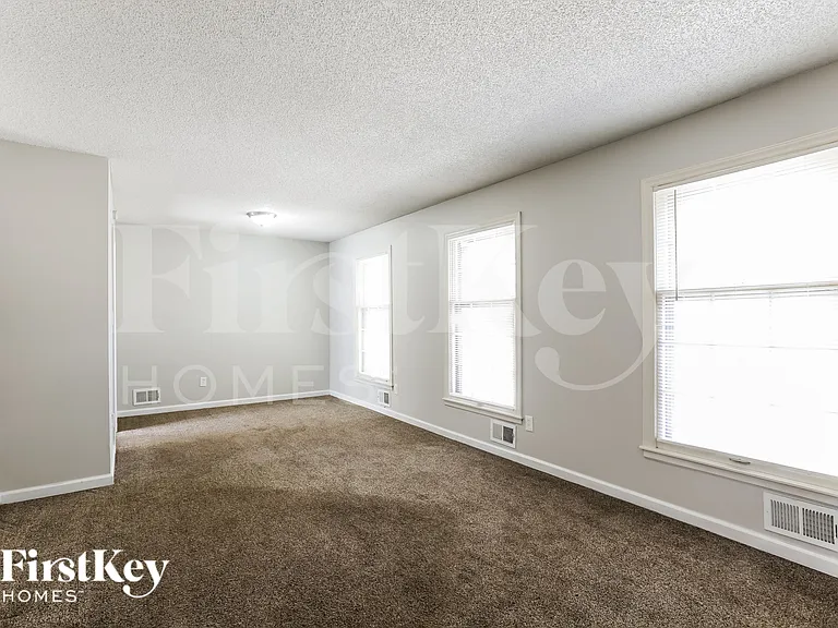 8921 E 90th Ter — Photo 3