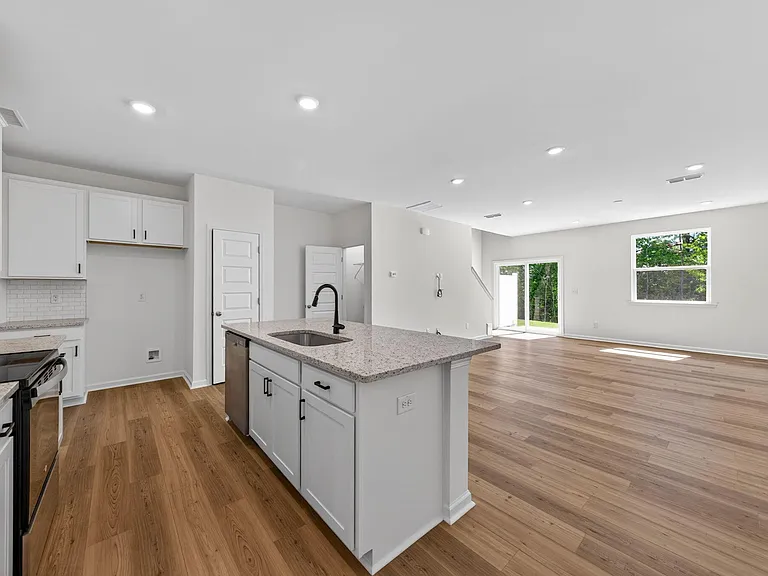 200 Parker Ln — Photo 3
