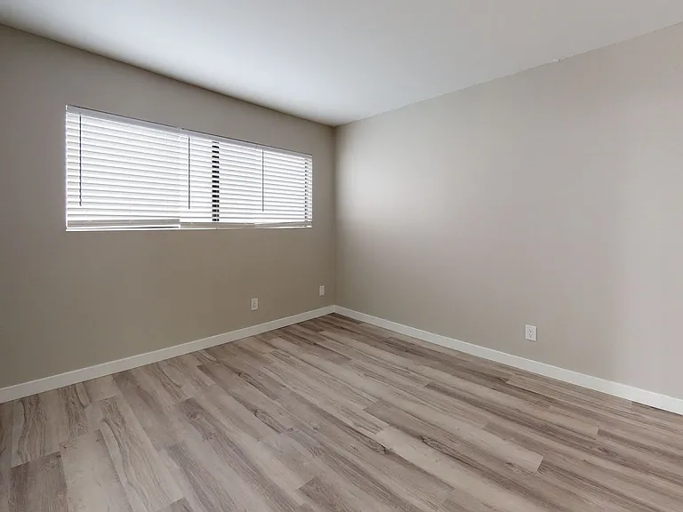 Charming Tudor-Style Apartments in Prime Sherman Oaks Location — Photo 9