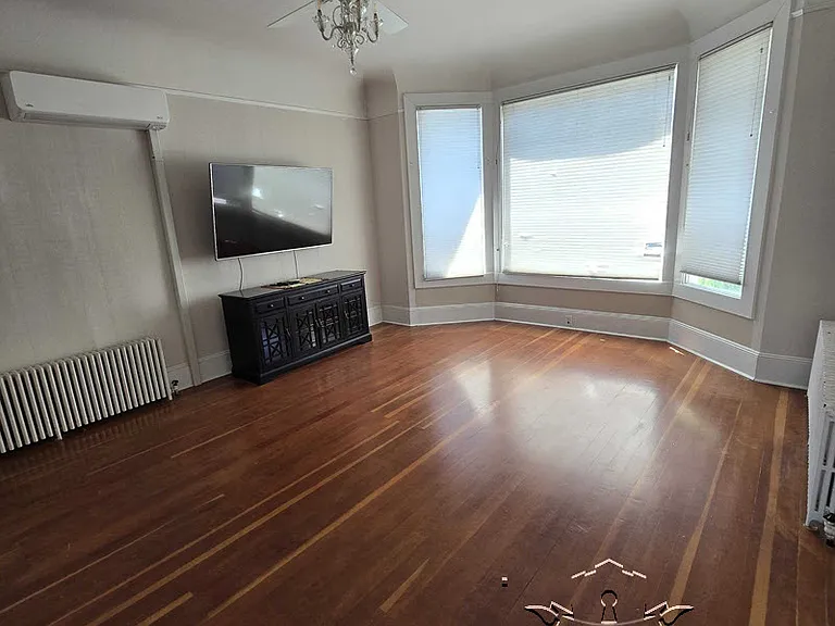 210 N Auburn St — Photo 12