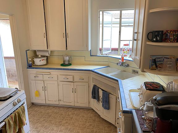 4th image of 2768 Acacia St