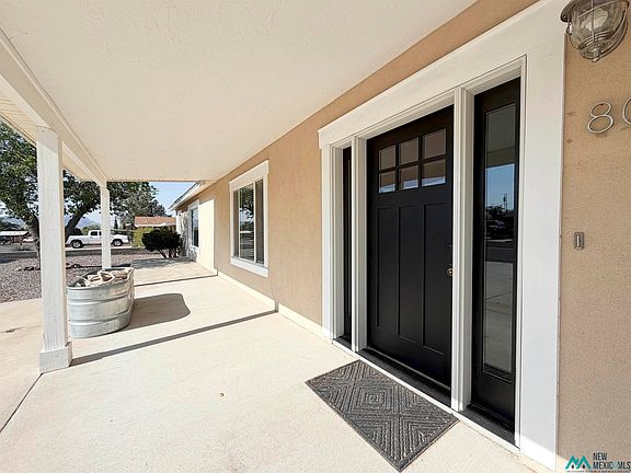3rd image of 806 Sierra Vista Dr