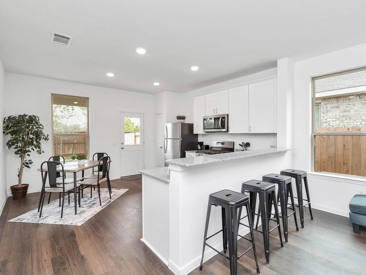 3 bed, 2.0 bath, 1204 sqft, $1,850 — Photo 4