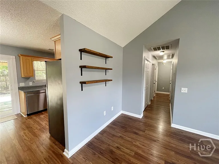 119 Mustang Dr — Photo 8