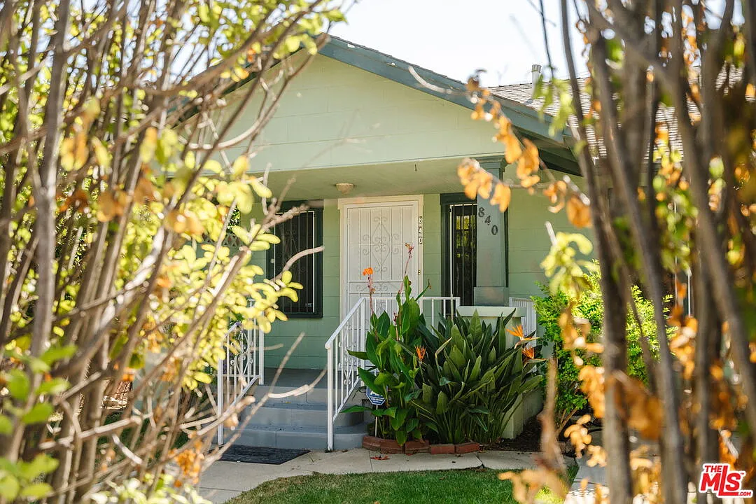 2 bed, 1.0 bath, 864 sqft, $5,500 — Photo 1