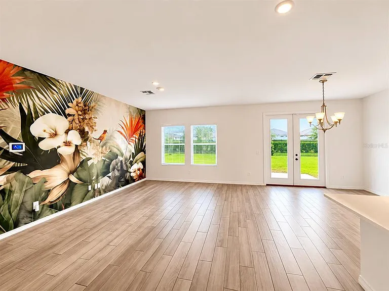 2074 Derwent Dr — Photo 2