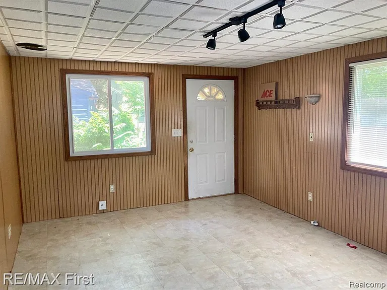 340 E Maxlow Ave — Photo 6