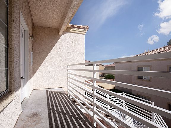 3rd image of 1900 N Torrey Pines Dr Unit 210