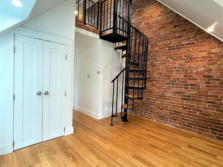 29 Green St #14 — Photo 9