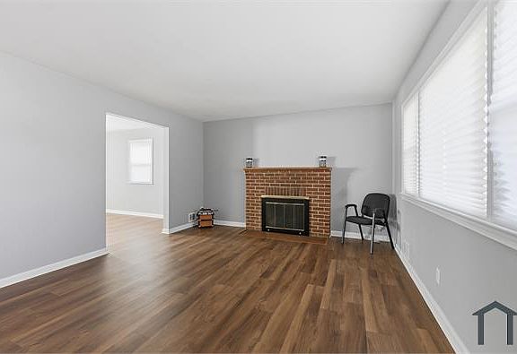 4th image of 909 Linwood St