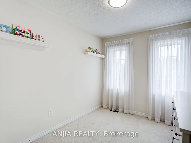 25 Collier Cres — Photo 16