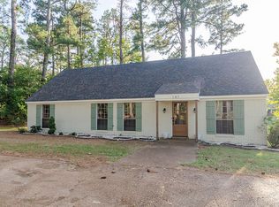 121 Robertson Rd S, Hernando, MS 38632