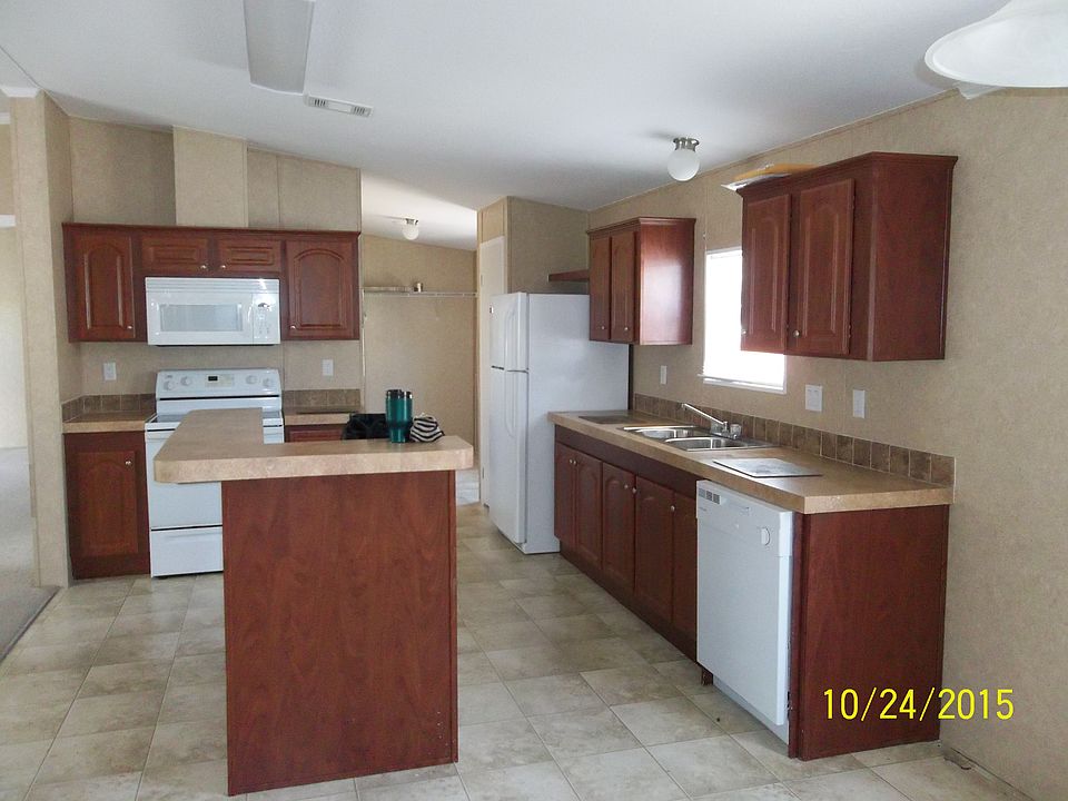 Kitchen with center island 