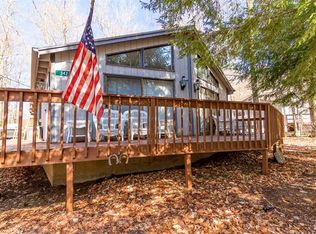 342 Arapaho Dr, Pocono Lake, PA 18347