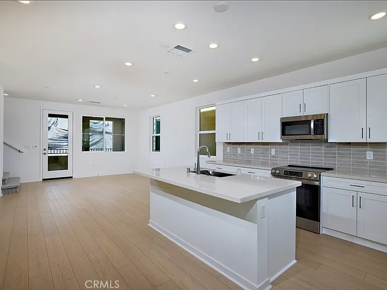 6045 Fairfax Dr — Photo 5