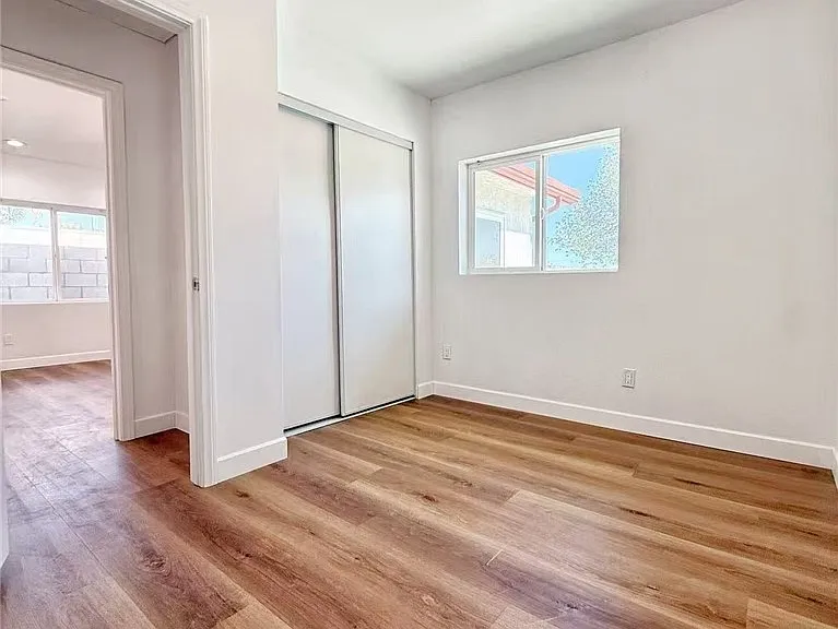 453 W Locust St #B — Photo 8