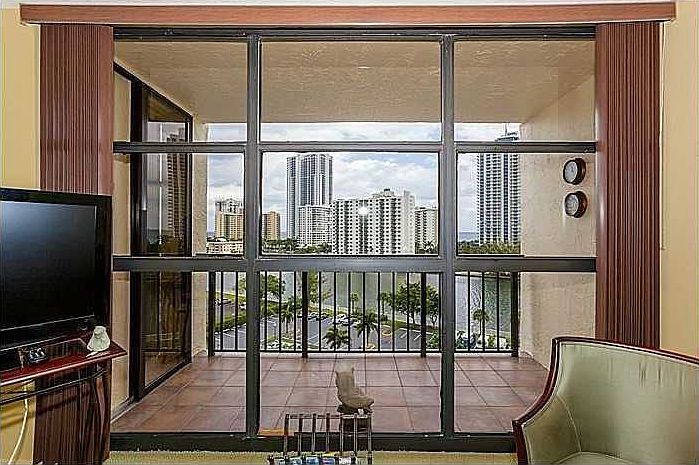 1st image of 600 Parkview Dr APT 902