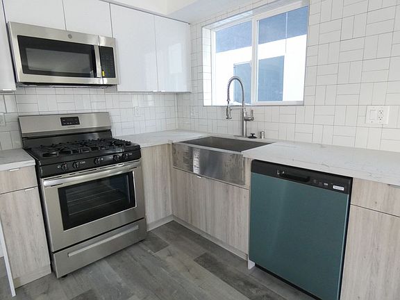 4th image of 12644 Oxnard St