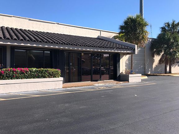 Elegant frontage with assigned  parking steps away