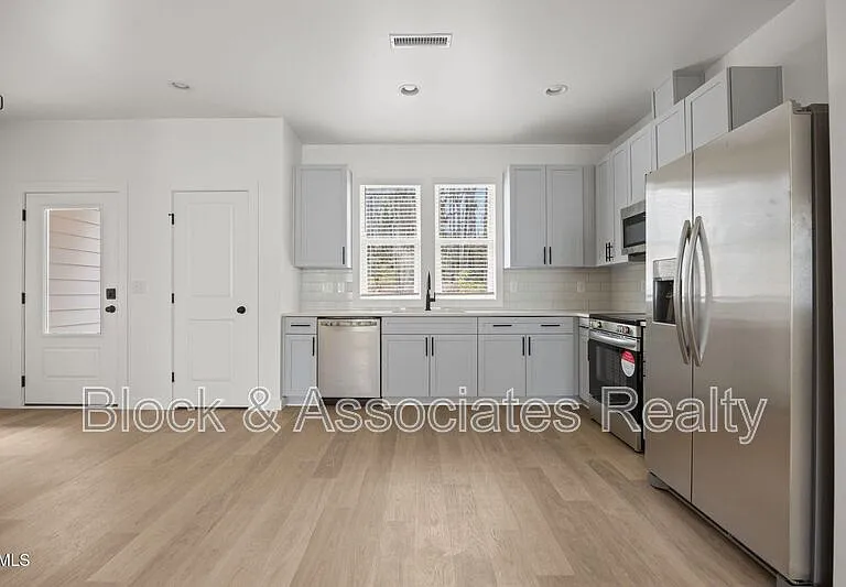 2811 Wilcox Pl #101 — Photo 23
