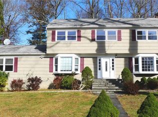 20 Aragon Dr, Trumbull, CT 06611