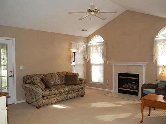 3rd image of 3652 Colonial Dr