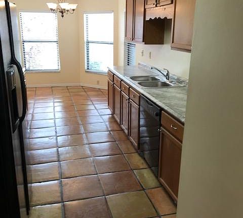 4th image of 632 Holbrook Cir