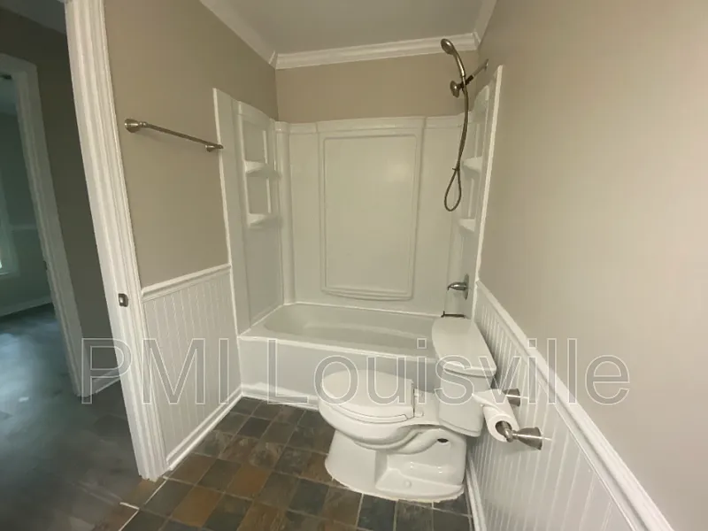 3 bed, 1.0 bath, 1012 sqft, $2,000 — Photo 3