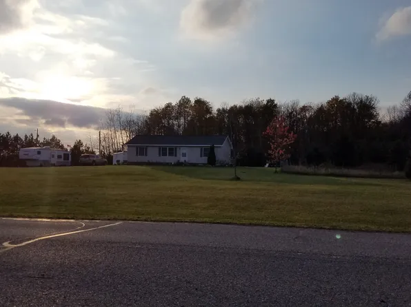 3854 Blackbird Rd, Petoskey, MI 49770